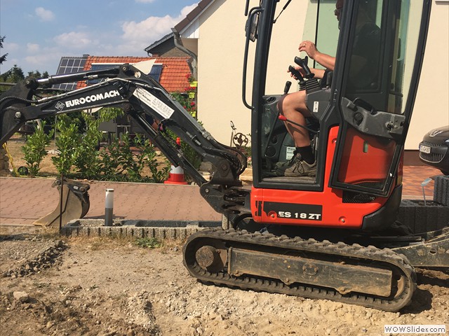 03 steht wieder ein Bagger